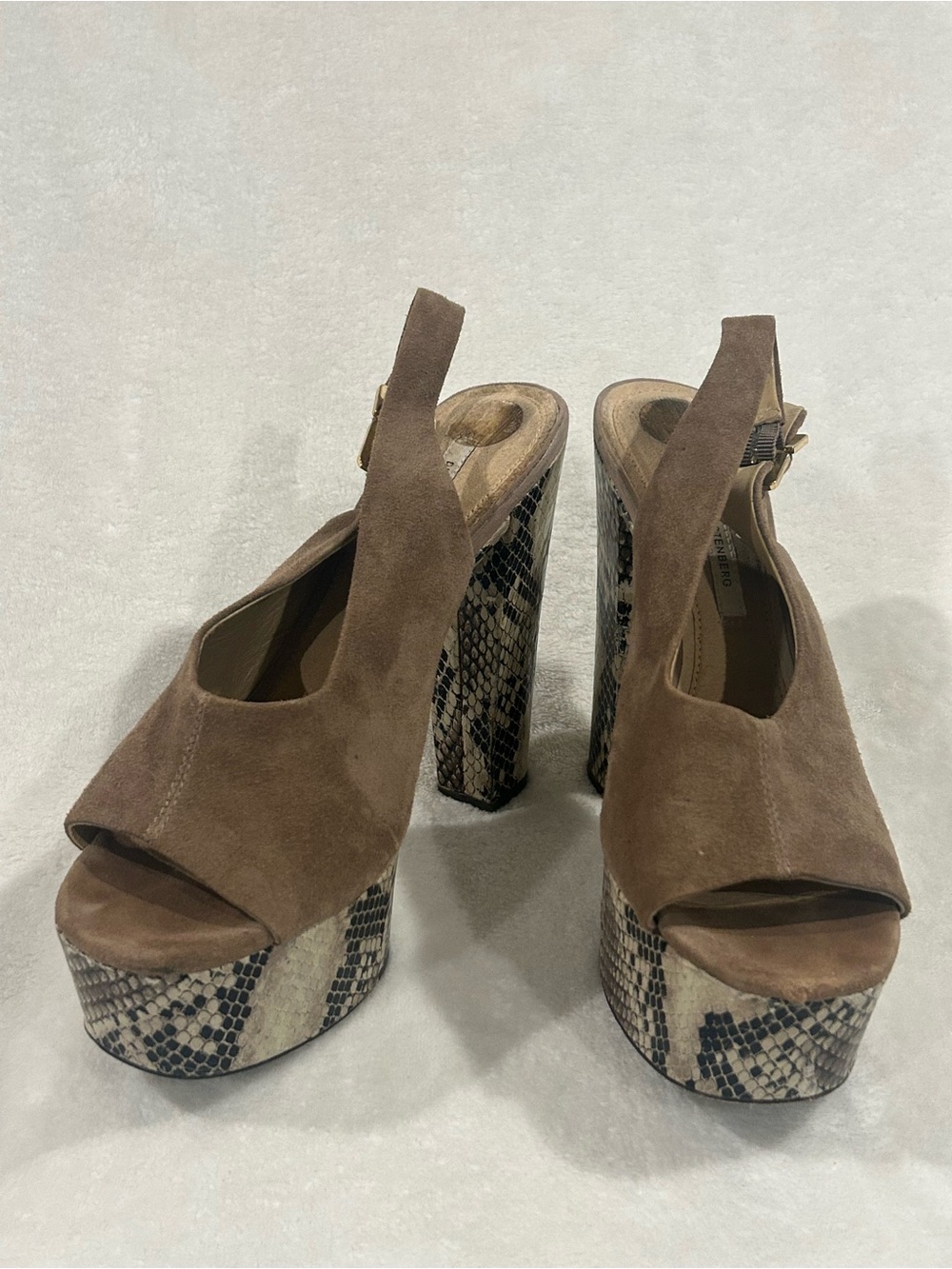 Diane Von Furstenberg heels peep toe snakeskin print tan suede women’s 9.5